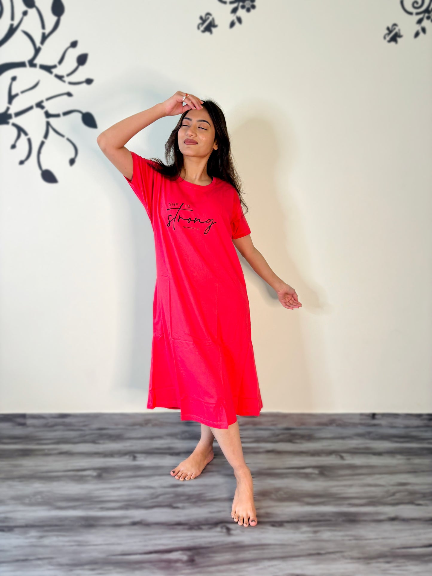 SHE IS STRONG (TOMOTO RED)