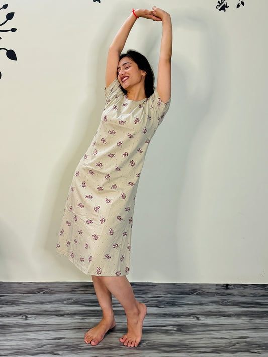 DOT FLOWERS WARM WHITE SHORT NIGHTY